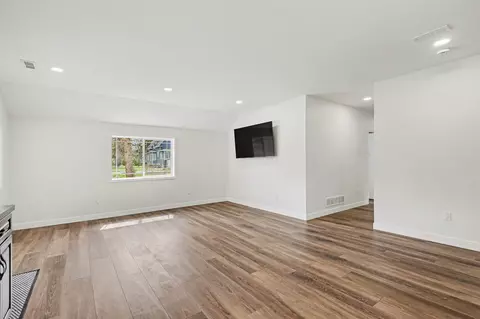 Living - 908 Grove St, Pullman, MI 49450 photo 2 of 4