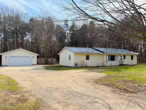 8365 Greenwood Ln, Newaygo, MI 49337