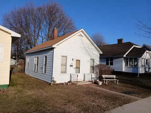 413 N 5 N Robert St, Ludington, MI 49431