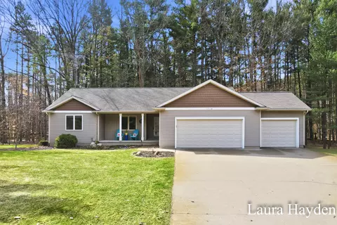 1518 Pleasant Wood Dr, Rockford, MI 49341