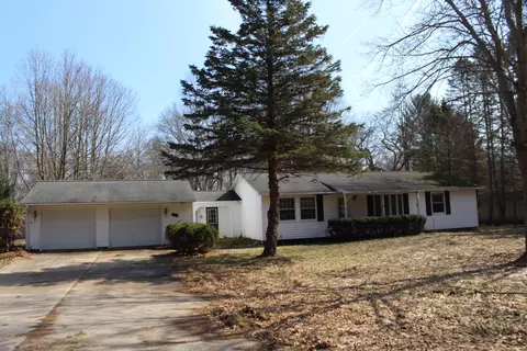 560 N Green Creek Rd, Muskegon, MI 49445