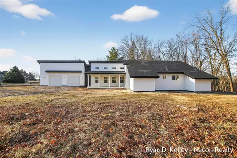 8411 Peninsula Dr W, Stanwood, MI 49346