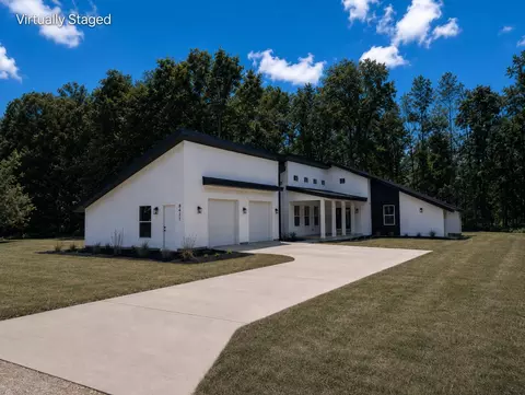 8411 Peninsula Dr W, Stanwood, MI 49346