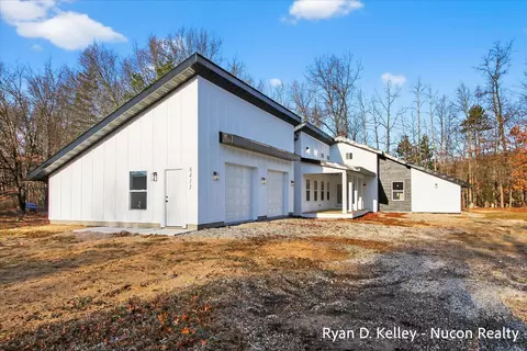 8411 Peninsula Dr W, Stanwood, MI 49346