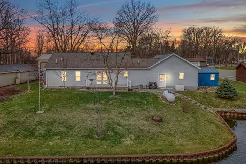 6877 Rowley Dr, Osseo, MI 49266