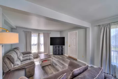 Living - 131 Willow St, Jackson, MI 49202 photo 1 of 2