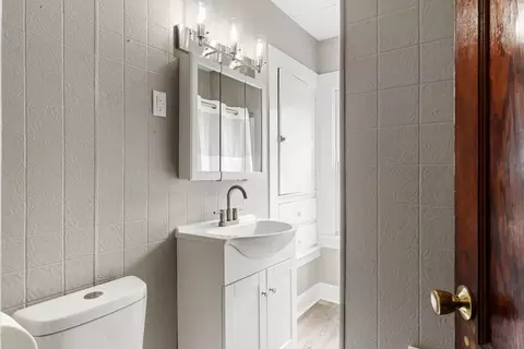 Bath - 140 Moore St, Jackson, MI 49203 photo 1 of 4