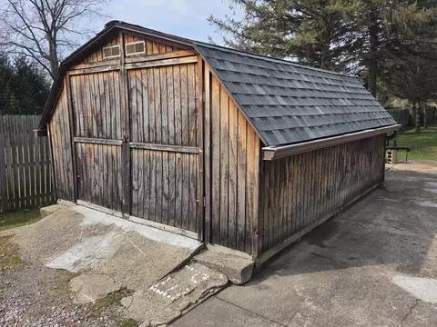 Exterior - 232 Bender St, Jackson, MI 49202 photo 6 of 8