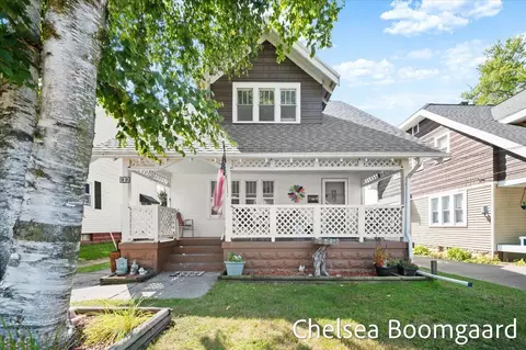 22 Elmwood St NE, Grand Rapids, MI 49505