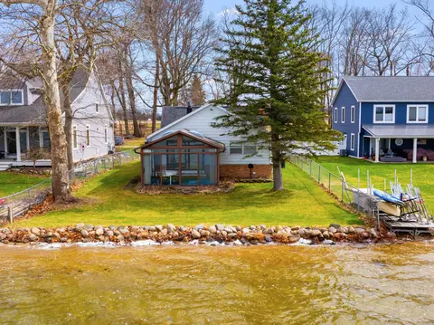 8664 E Long Lake Dr, Scotts, MI 49088