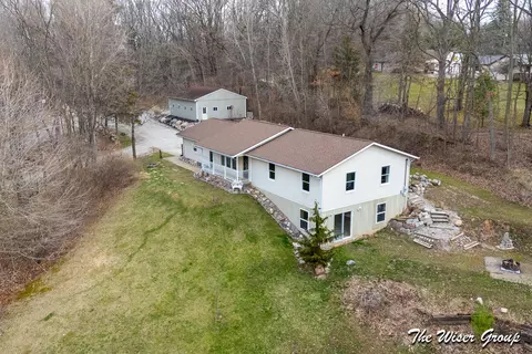 2713 Hillcrest Dr, Ionia, MI 48846