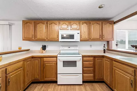 Kitchen - 19976 M-60, Three Rivers, MI 49093 photo 6 of 12