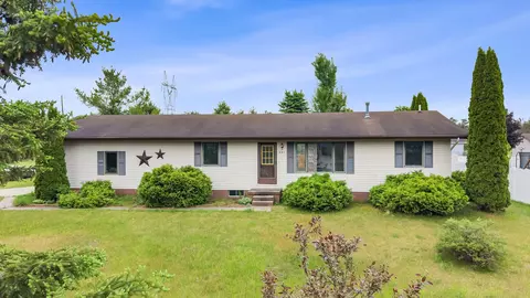 301 Ragen-bogen Dr, Gaylord, MI 49735
