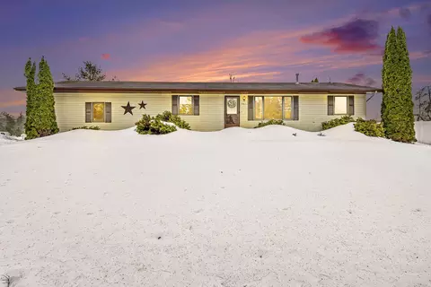 301 Ragen-bogen Dr, Gaylord, MI 49735