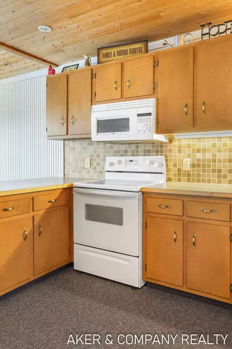 Kitchen - 5320 Stella Rd, Custer, MI 49405 photo 4 of 5