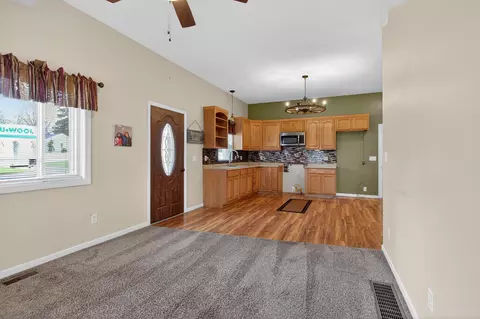 Living - 5121 Sunset Dr, Jackson, MI 49203 photo 1 of 4