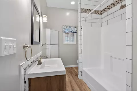 Bath - 5121 Sunset Dr, Jackson, MI 49203 photo 1 of 2