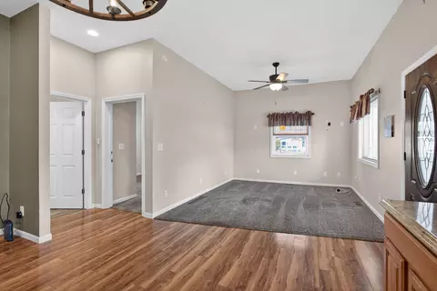 Living - 5121 Sunset Dr, Jackson, MI 49203 photo 4 of 4
