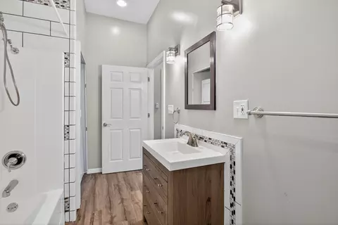 Bath - 5121 Sunset Dr, Jackson, MI 49203 photo 2 of 2