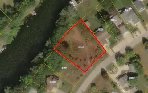 10680 Emerald Dr, Cement City, MI 49233