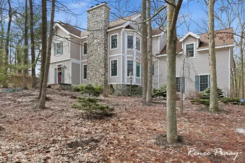 5439 Shawnee Rd, Pentwater, MI 49449
