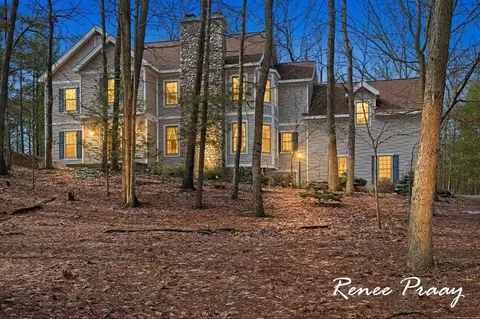 5439 Shawnee Rd, Pentwater, MI 49449