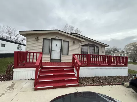 52239 Oxford Ln, Chesterfield, MI 48051