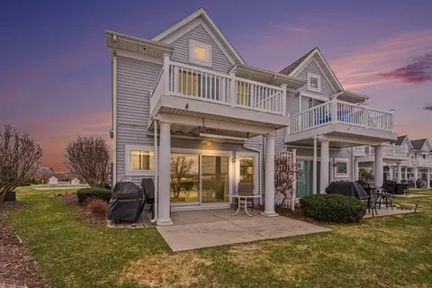 923 W Savidge St, Spring Lake, MI 49456