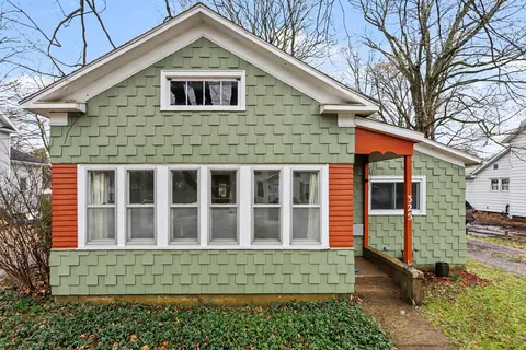 325 W Burr Oak St, Centreville, MI 49032