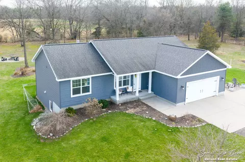 9701 Coyote Trl, Belding, MI 48809