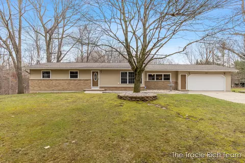 6640 Pine Island Dr NE, Comstock Park, MI 49321