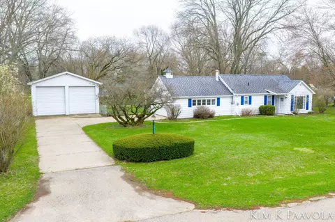 916 James St, Plainwell, MI 49080