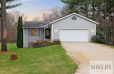 12294 Holmden Dr NE, Rockford, MI 49341