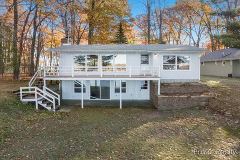 8995 Deer Point Dr, Newaygo, MI 49337