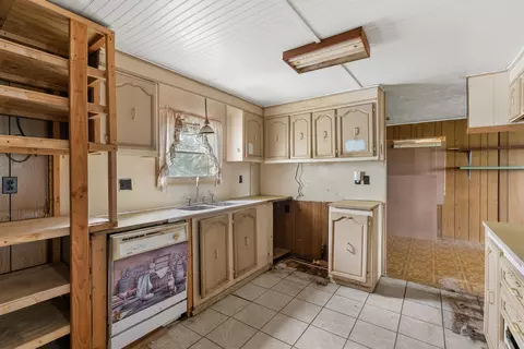 Kitchen - 950 106th Ave, Plainwell, MI 49080 photo 1 of 2