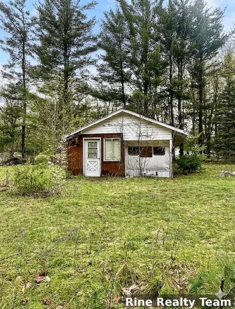 10624 W 22 12 Rd, Mesick, MI 49668