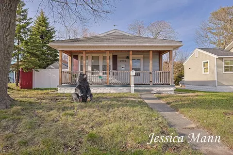 990 W Laketon Ave, Muskegon, MI 49441