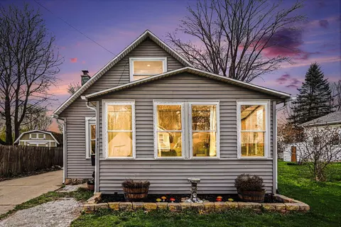 811 9th St, Three Rivers, MI 49093