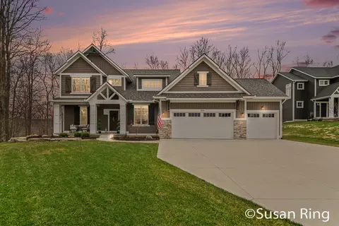 7290 Crossridge Dr SE, Grand Rapids, MI 49512