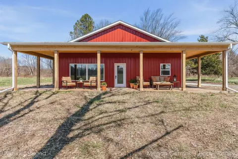 6530 Riverside Rd, Fennville, MI 49408