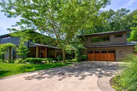 3192 Beach Trail Dr, Saugatuck, MI 49453
