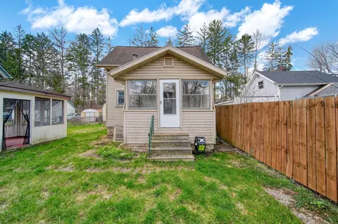 Exterior - 208 Thorpe Dr, Jackson, MI 49203 photo 4 of 8
