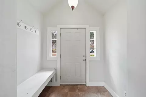 Entry Way - 208 Thorpe Dr, Jackson, MI 49203 photo 1 of 2