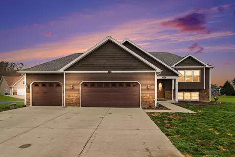 1069 S Stoneridge Dr, Plainwell, MI 49080