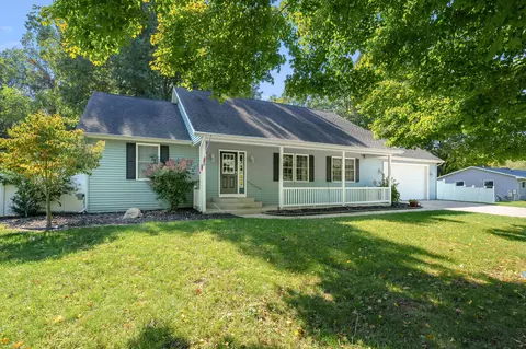 36029 Valley Dr, Paw Paw, MI 49079