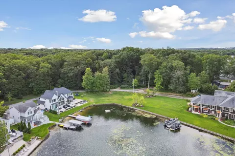 904 Eagle Lake Dr, Kalamazoo, MI 49009
