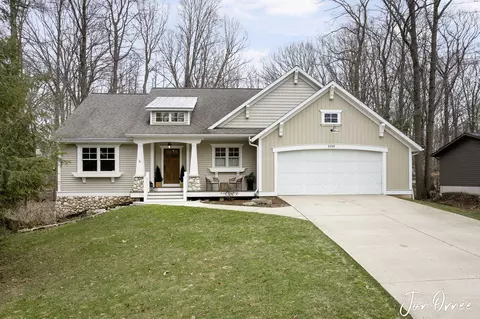 3359 Gaslight Ln, Saugatuck, MI 49453