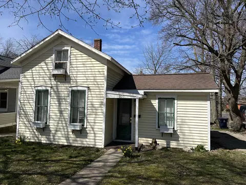 203 W 9th St, Holland, MI 49423