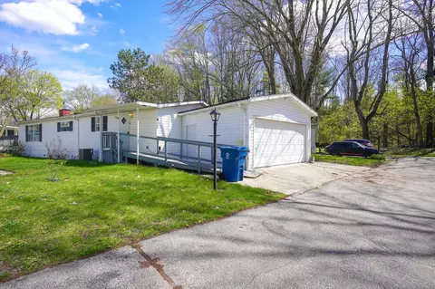8260 Earls Ct, Kalamazoo, MI 49009