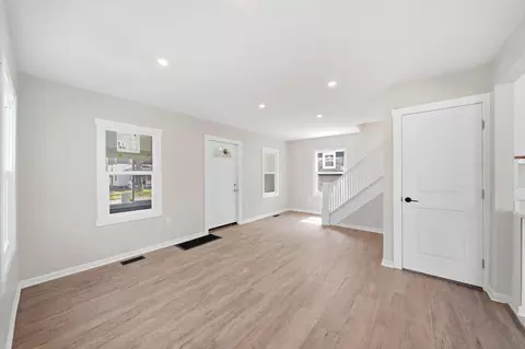 Living - 316 Carr St, Jackson, MI 49201 photo 2 of 3